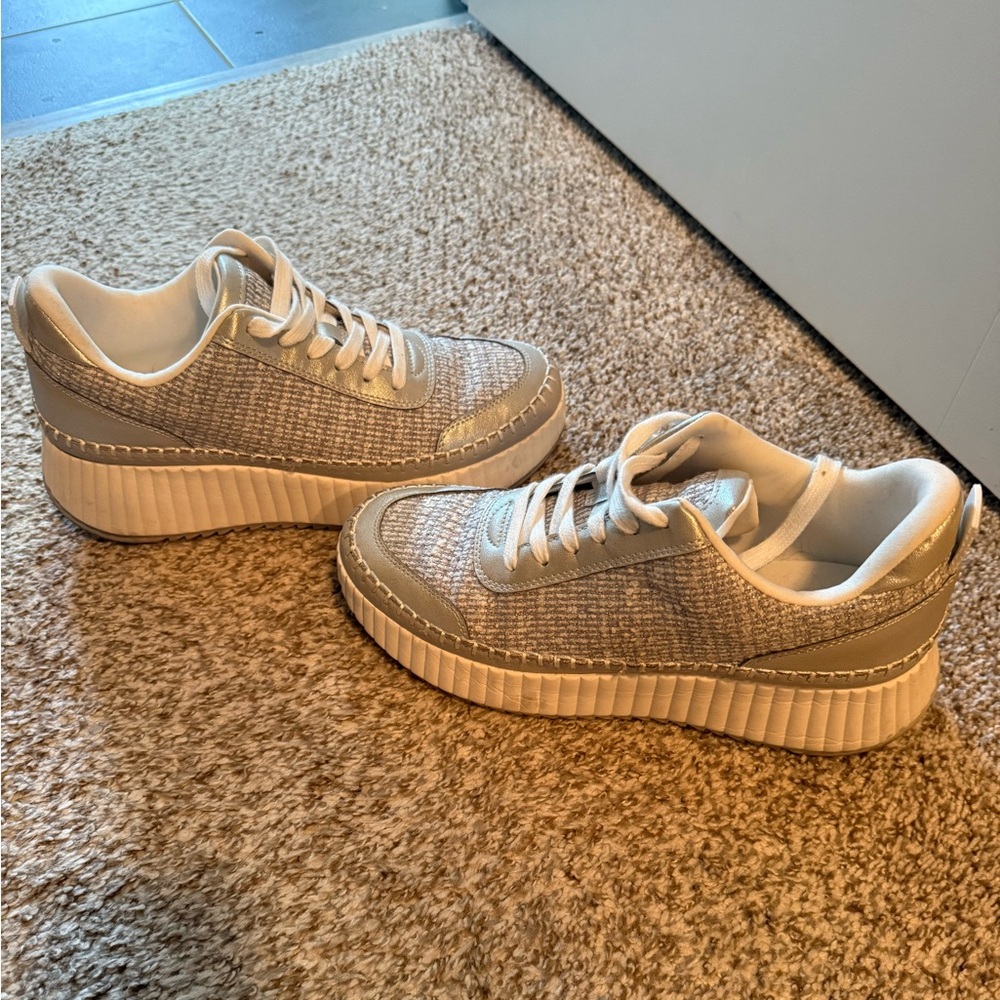 Universal Thread Persephone Platform Lace-Up Sneakers in Silver and White